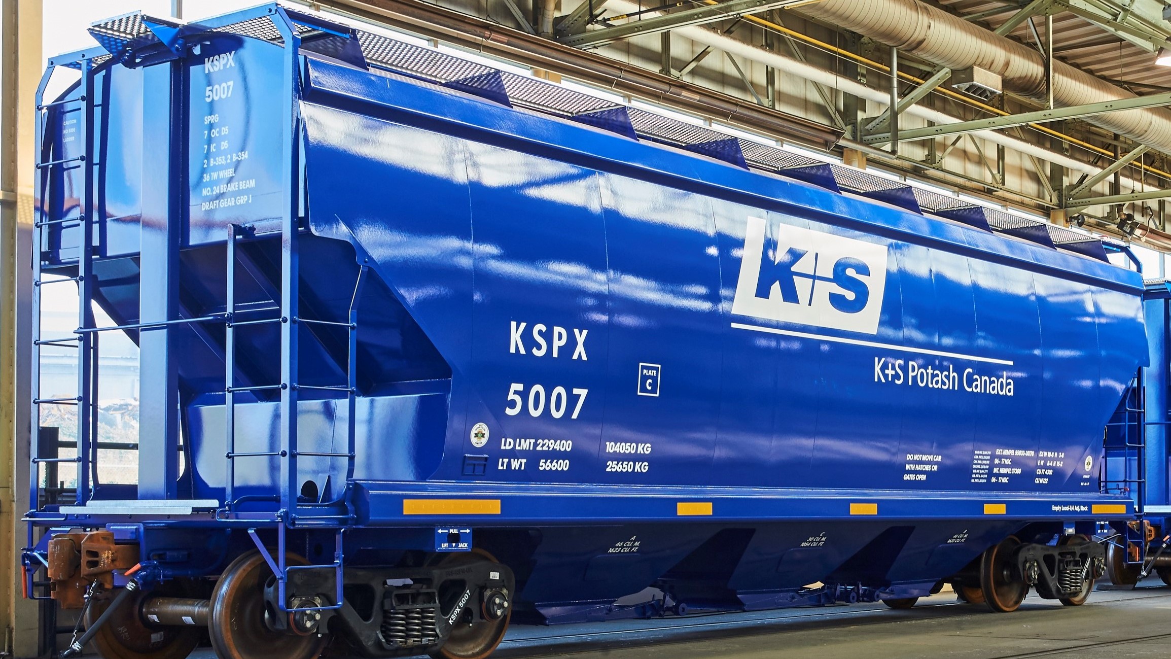 Die Flotte von KSPC umfasst insgesamt 250 blaue Güterwaggons, die zwischen dem Werk Bethune und den Zielorten in Kanada und USA pendeln. 