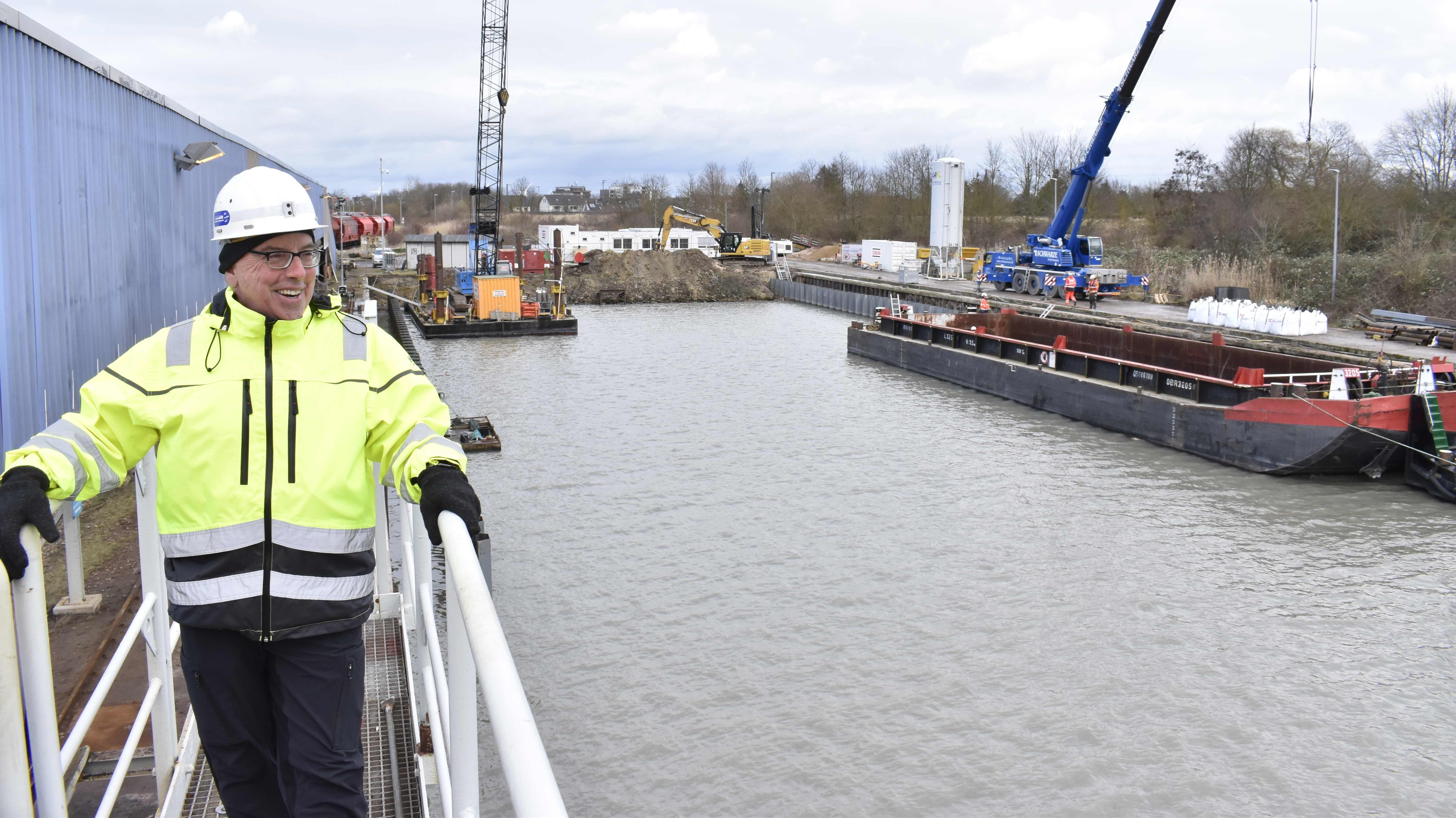 Ein Mitarbeiter überblickt von der Verladebrücke aus das Hafenbecken.