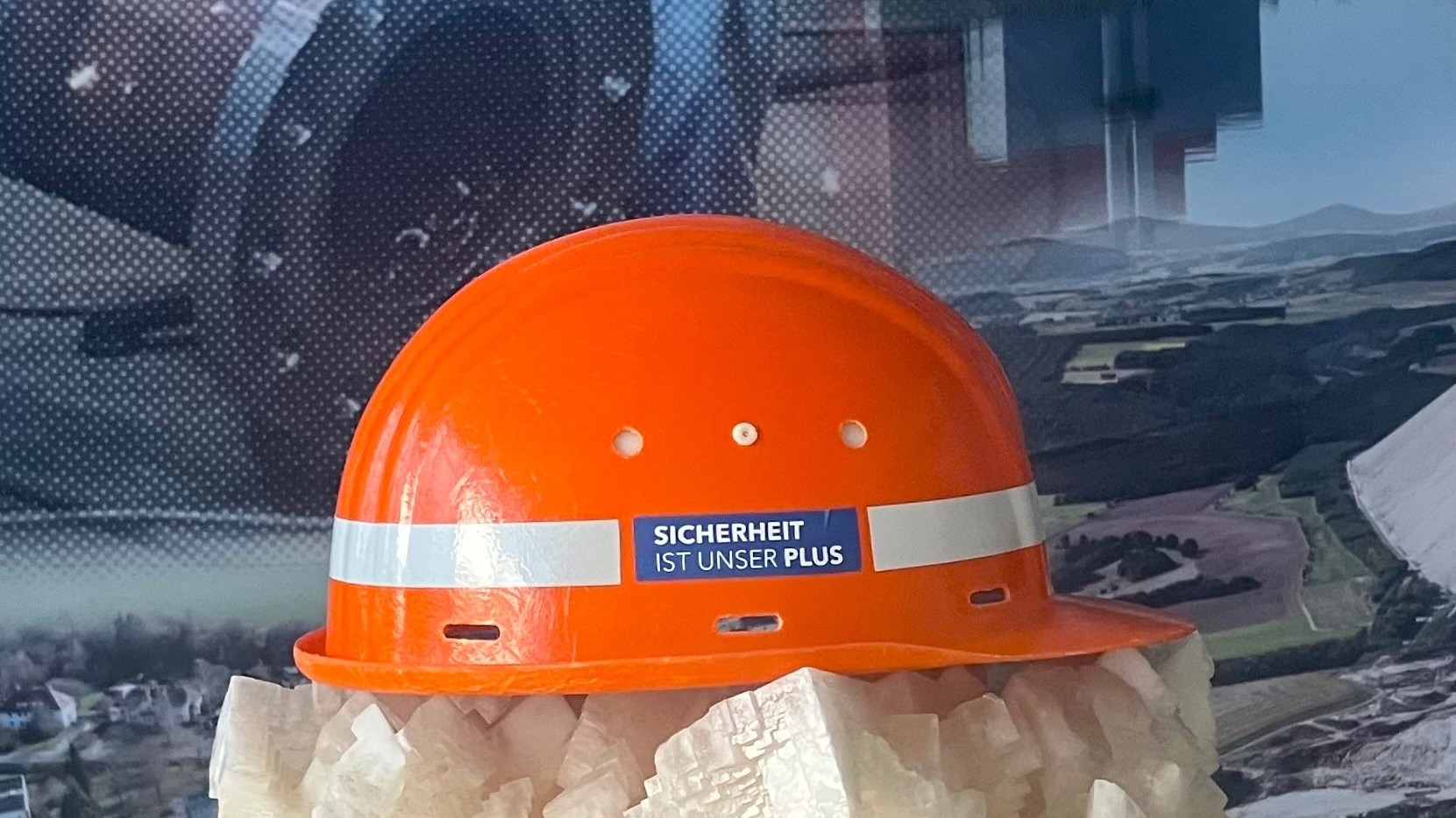 Zentrale Technik Helm Sicherheit ist unser Plus 16-9