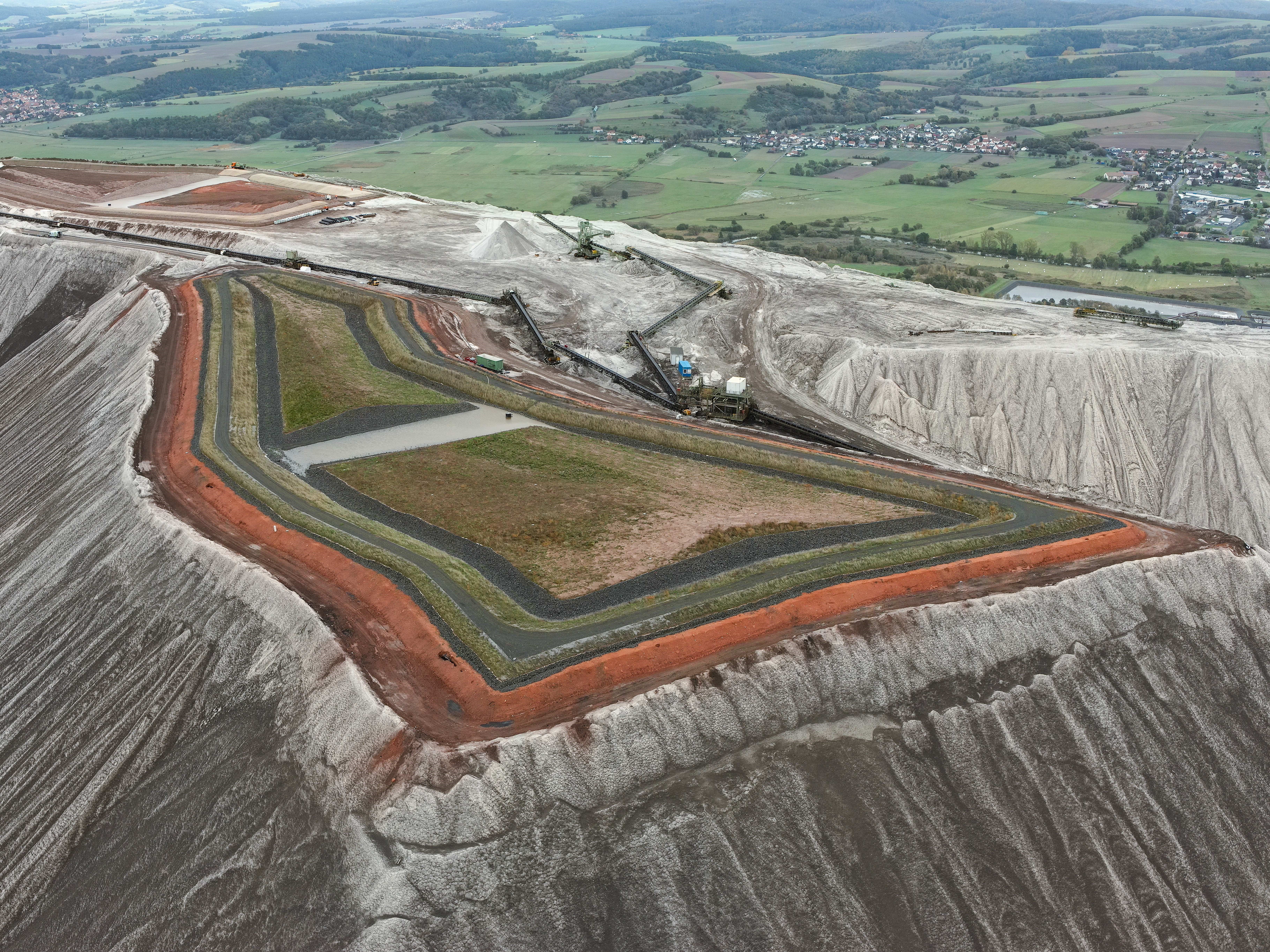 Oberflächenabdeckung der Halde Wintershall aus der Vogelperspektive