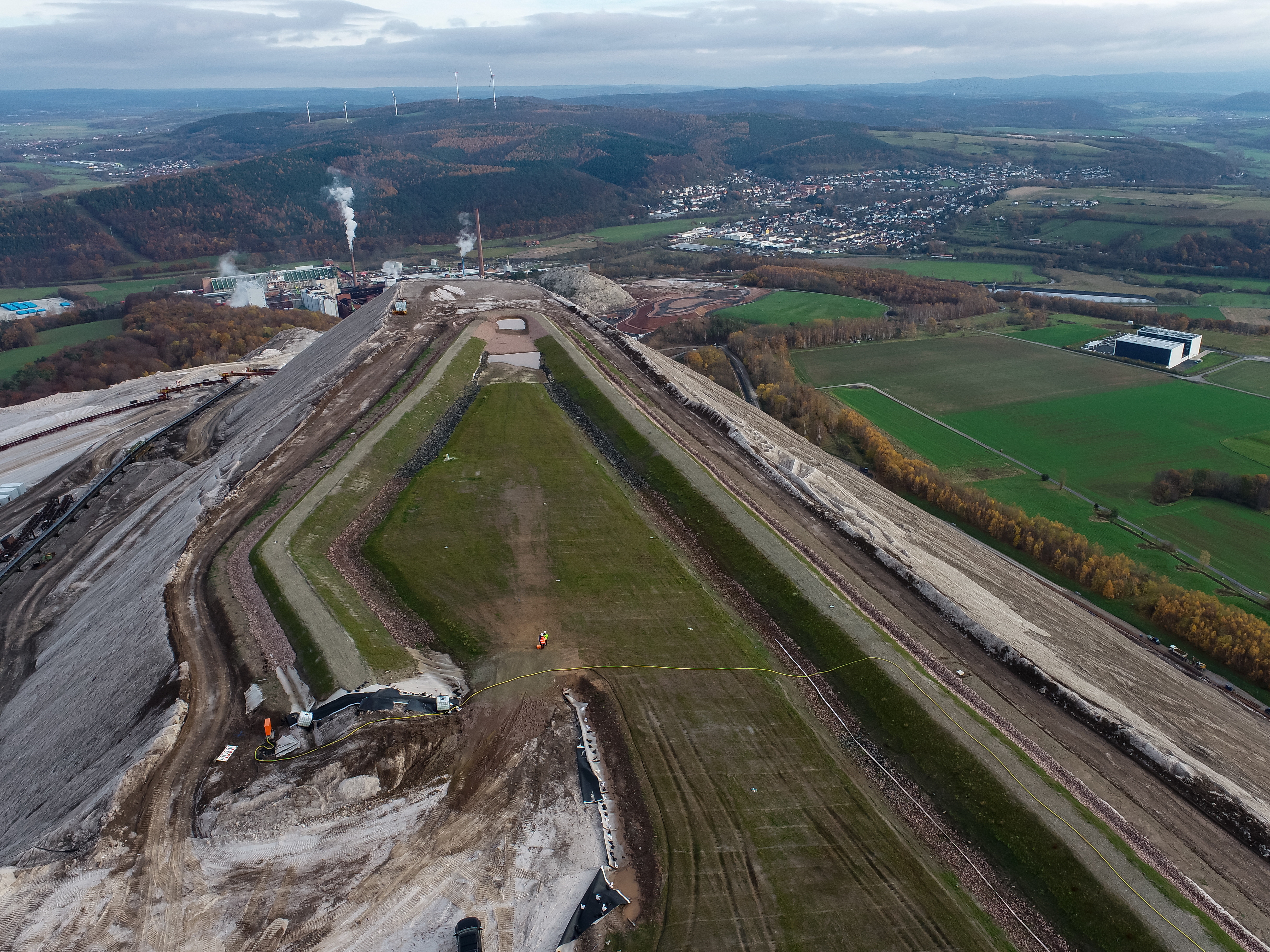 Oberflächenabdeckung der Halde Hattorf aus der Vogelperspektive